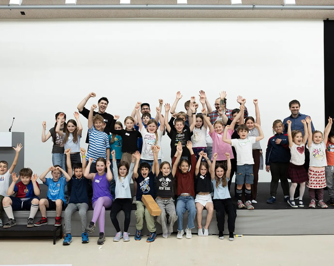 Kinder im Alter von 8 bis 12 Jahren welche aktiv an einem Workshop in der Universität Liechtenstein teilnahmen, bei dem sie spielerisch lernten, sich für andere, die Umwelt und ihre eigene Zukunft einzusetzen.