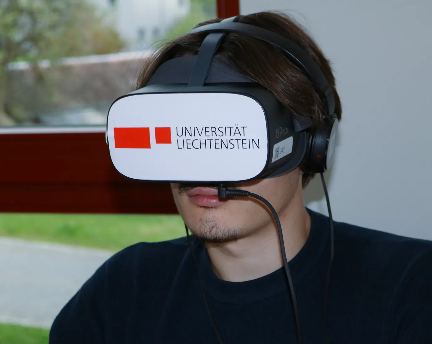 Student mit Virtual-Reality-Brille der Universität Liechtenstein bei einer digitalen Lehrveranstaltung.