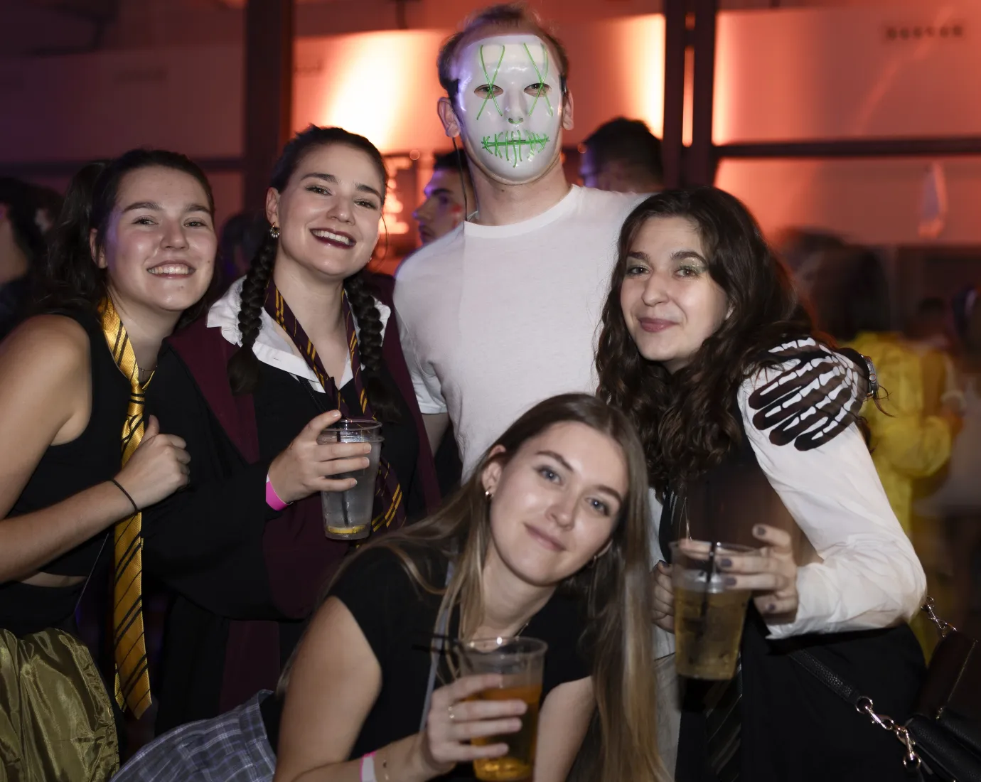 Mehrere Personen posieren für ein Foto an einer Halloween Party