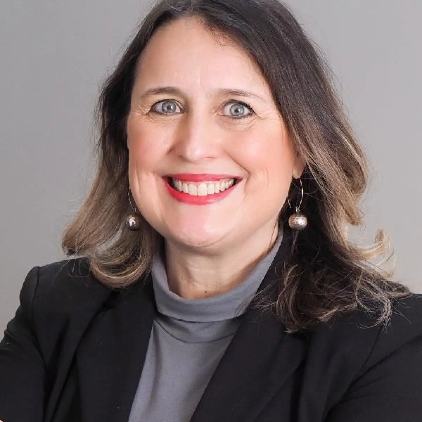 Lic. cc Gabriela Cortés lächelt in die Kamera