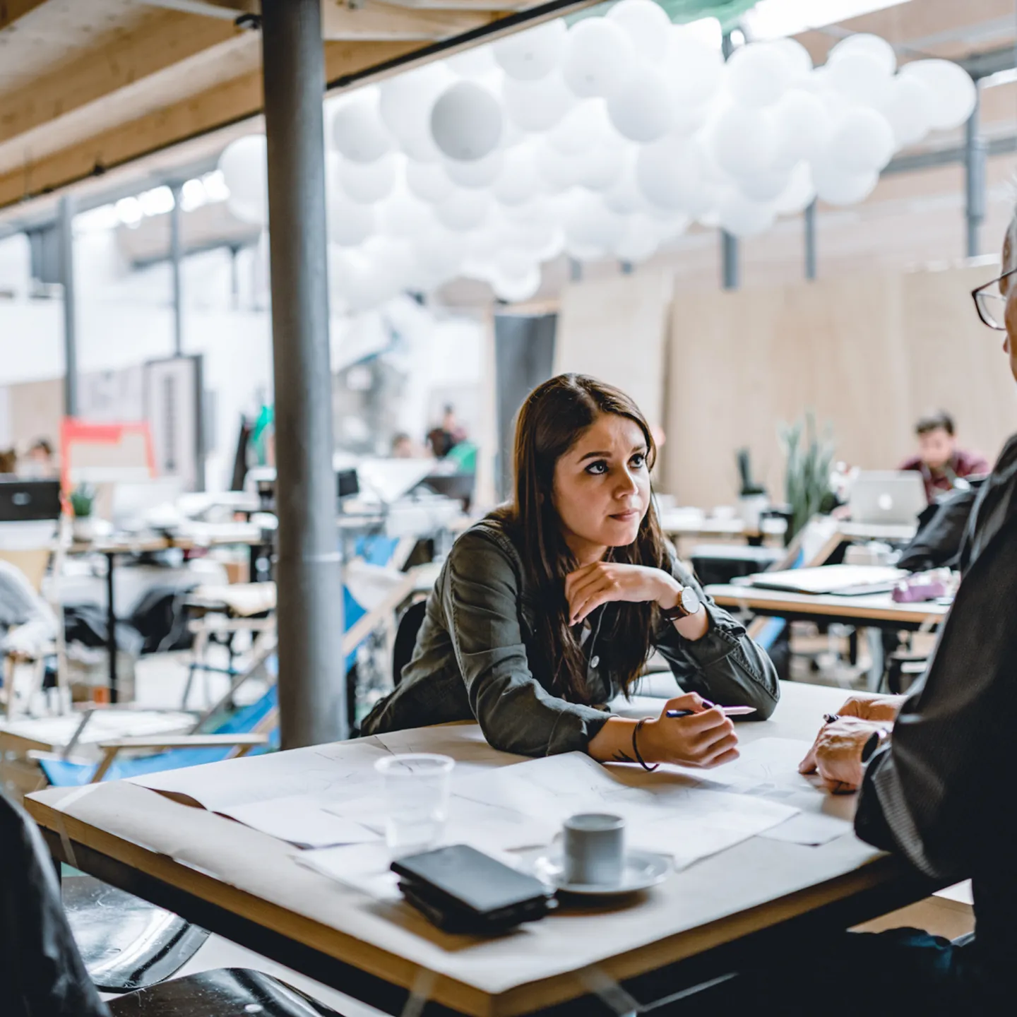 Studentin und Dozent im Gespräch in dem Architektur-Atelier der Universität Liechtenstein