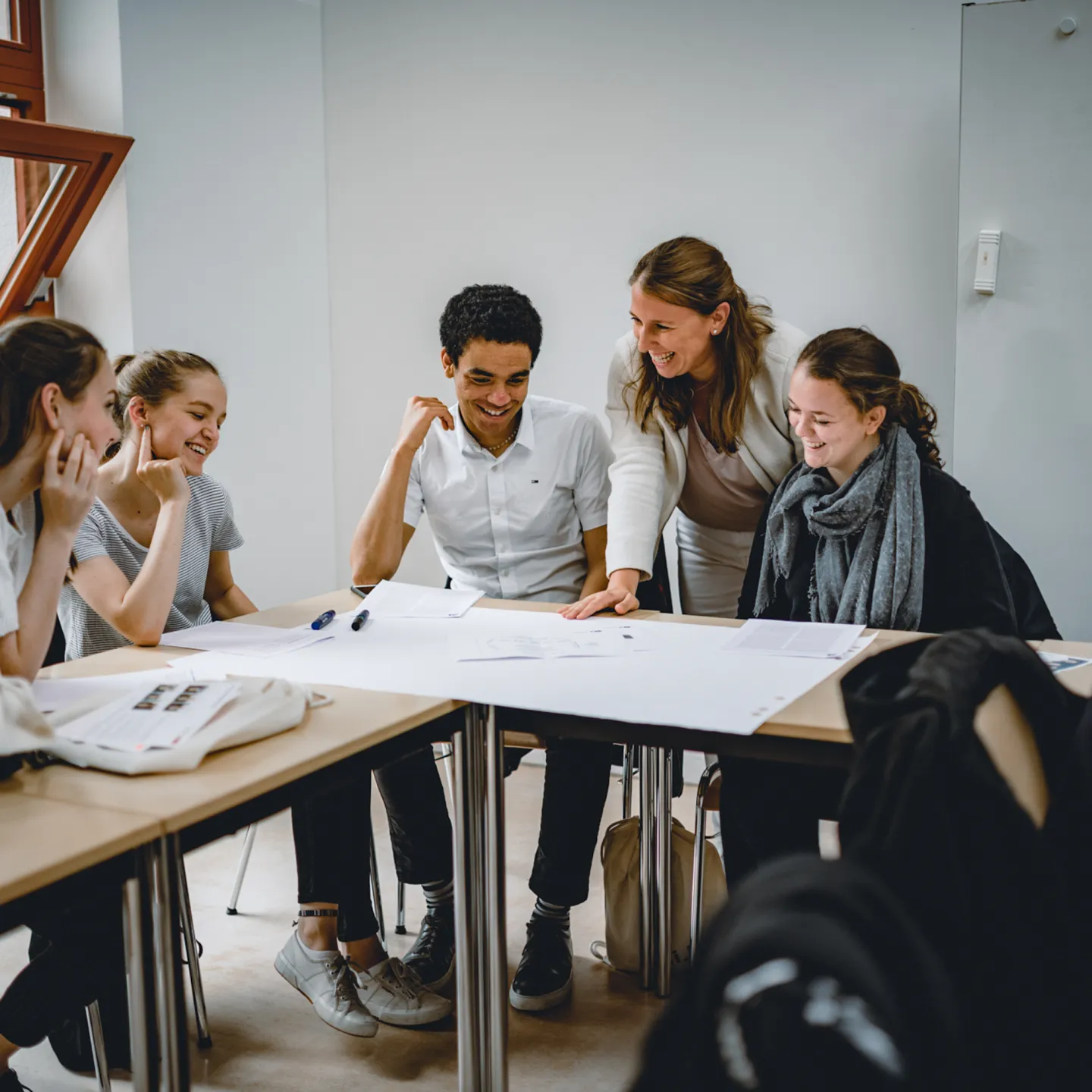 Studierende der Universität Liechtenstein arbeiten gemeinsam an einem Projekt im Seminarraum