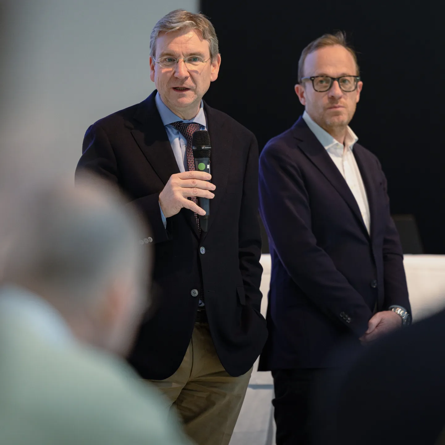 Vortrag an der Universität Liechtenstein mit einem Redner, der vor Publikum in einem Weiterbildungssetting spricht.
