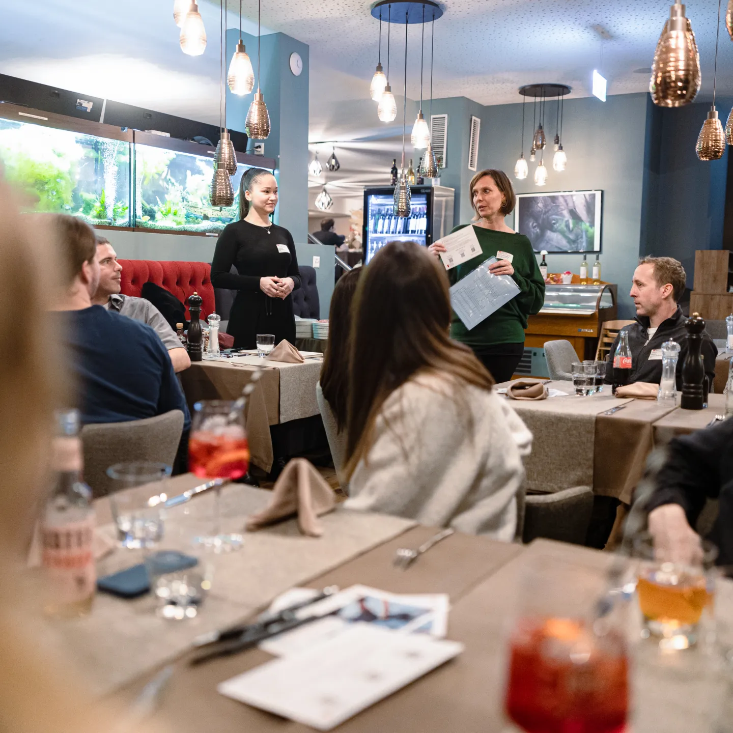 Alumni Veranstaltung der Universität Liechtenstein mit Begrüssung durch Simone Brandenberger im Restaurant