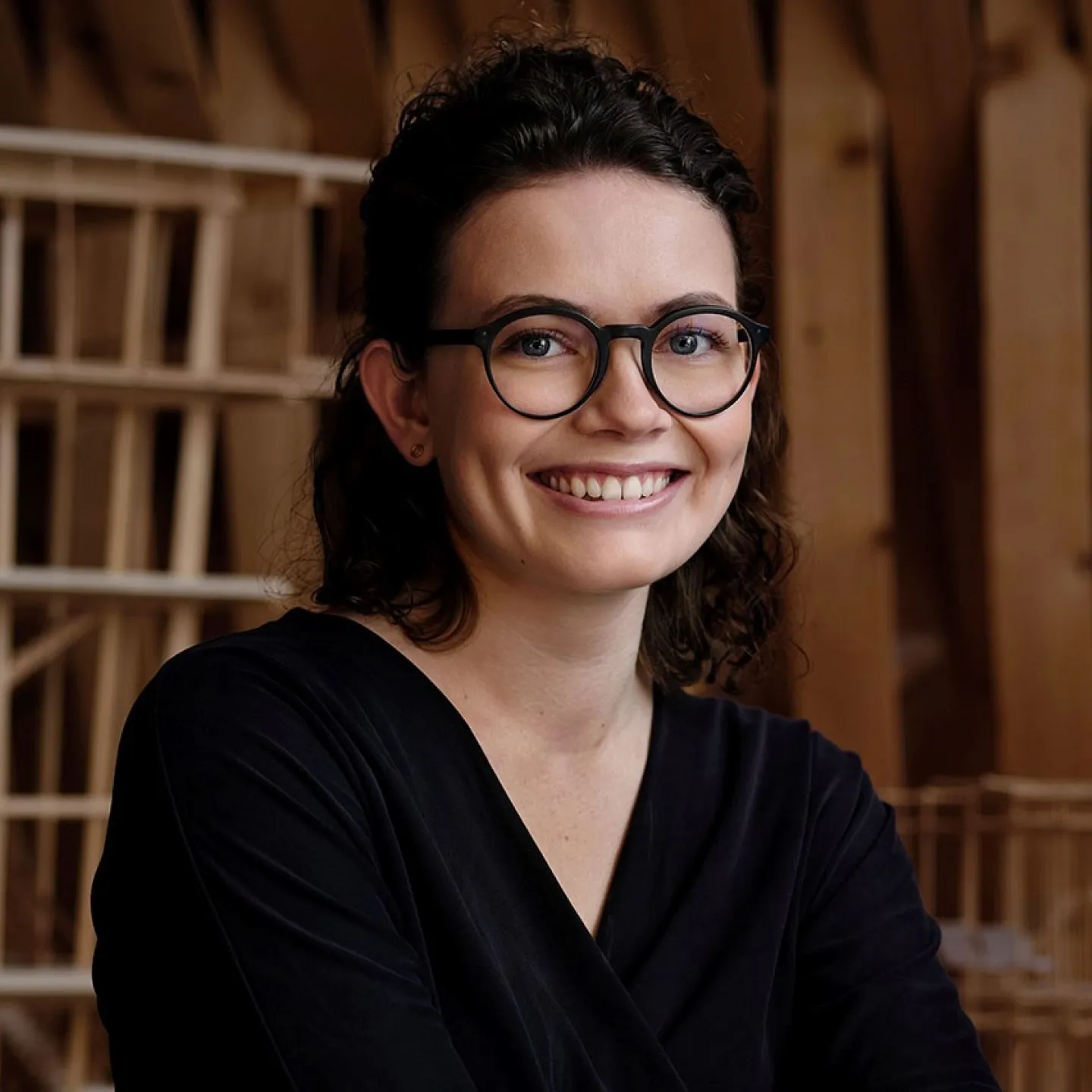 Architektur-Portrait-einer-Bachelorstudentin-der-Liechtenstein-School-of-Architecture-im-Modellbauumfeld