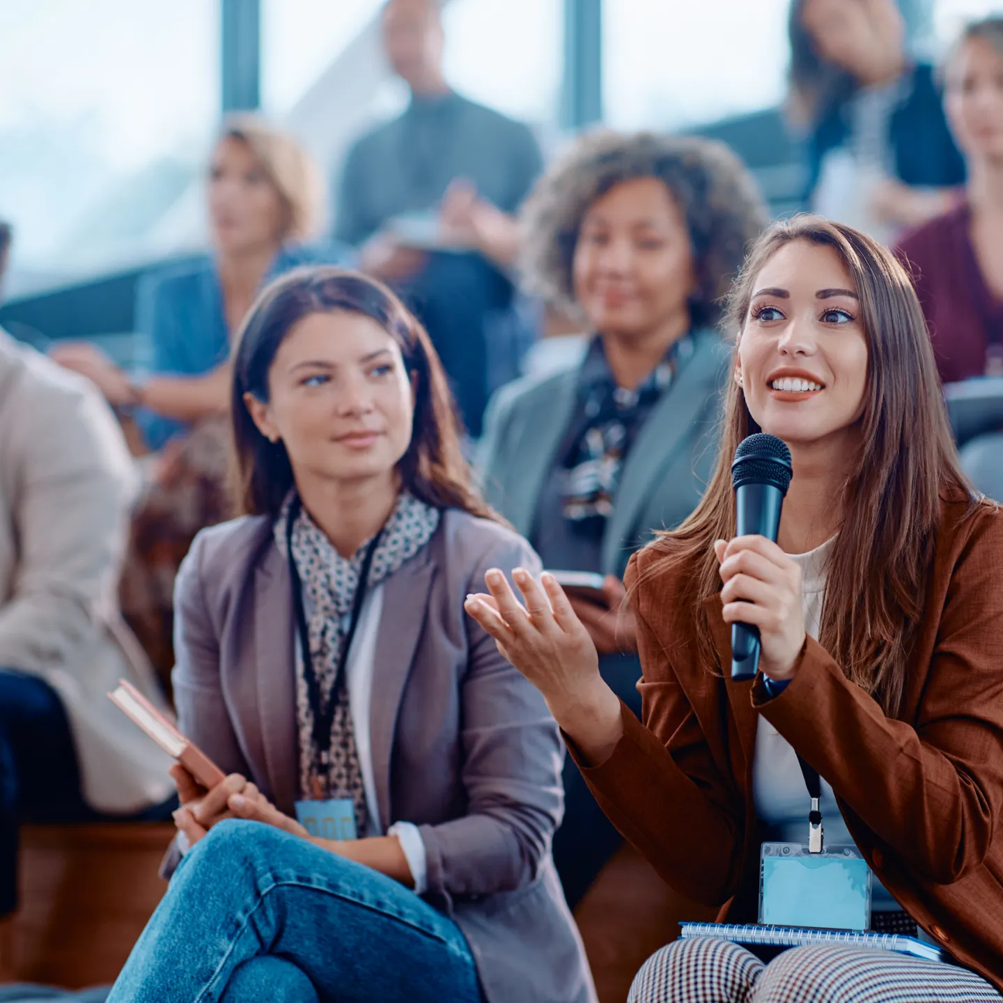 Studierende des Bachelorstudiums Betriebswirtschaftslehre der Universität Liechtenstein beteiligen sich aktiv an einer Vorlesung mit Fragerunde in moderner Hörsaalatmosphäre.