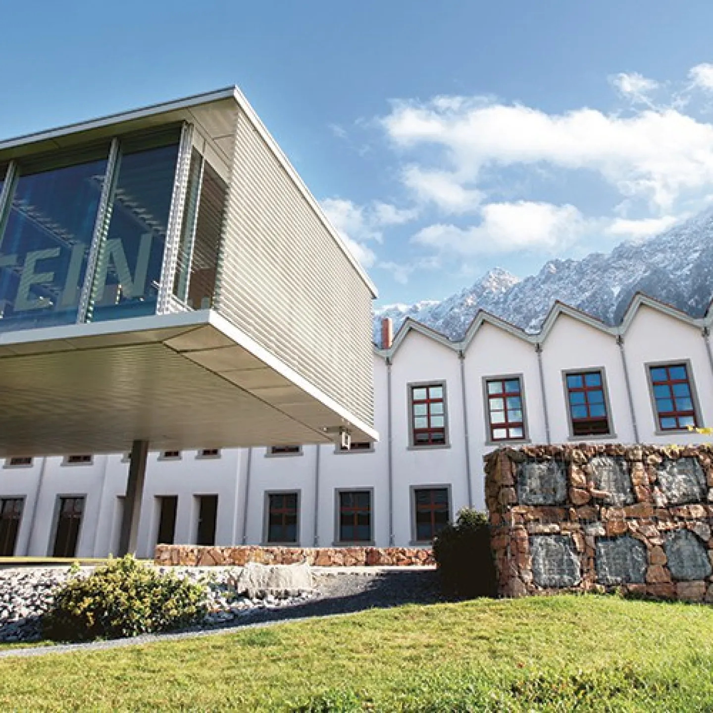 Bild der Universität Liechtenstein, von welcher vier wissenschaftliche Arbeiten zur Verbesserung der Interpretierbarkeit von Machine Learning Modellen durch LLM-Chatbots an der European Conference on Information Systems präsentiert wurden.