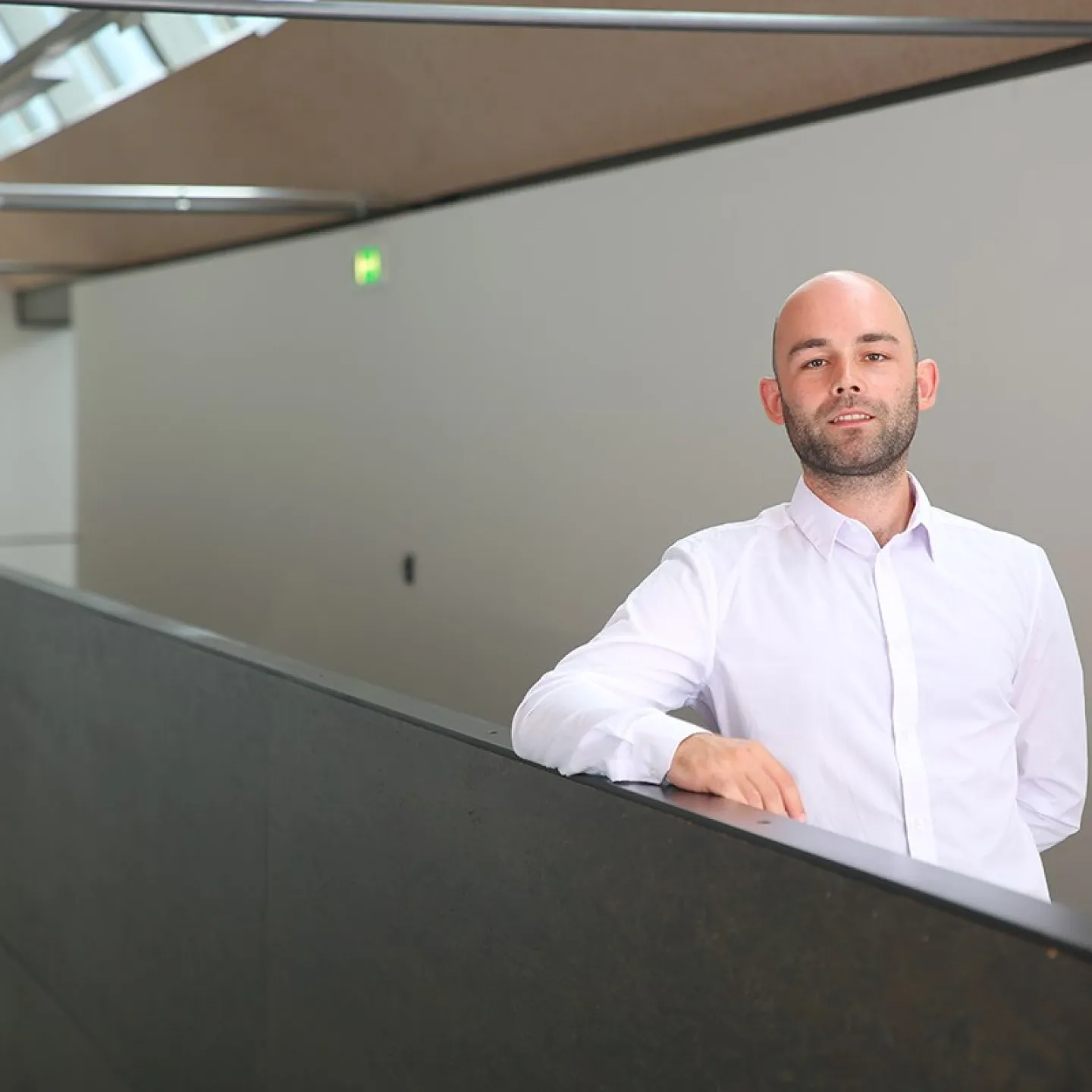 Merlin Bartel erhält eine Auszeichnung für seine Dissertation in Financial Economics an der Universität Liechtenstein, betreut von Assoz. Prof. Dr. Sebastian Stöckl und Dr. Pedro Barroso.