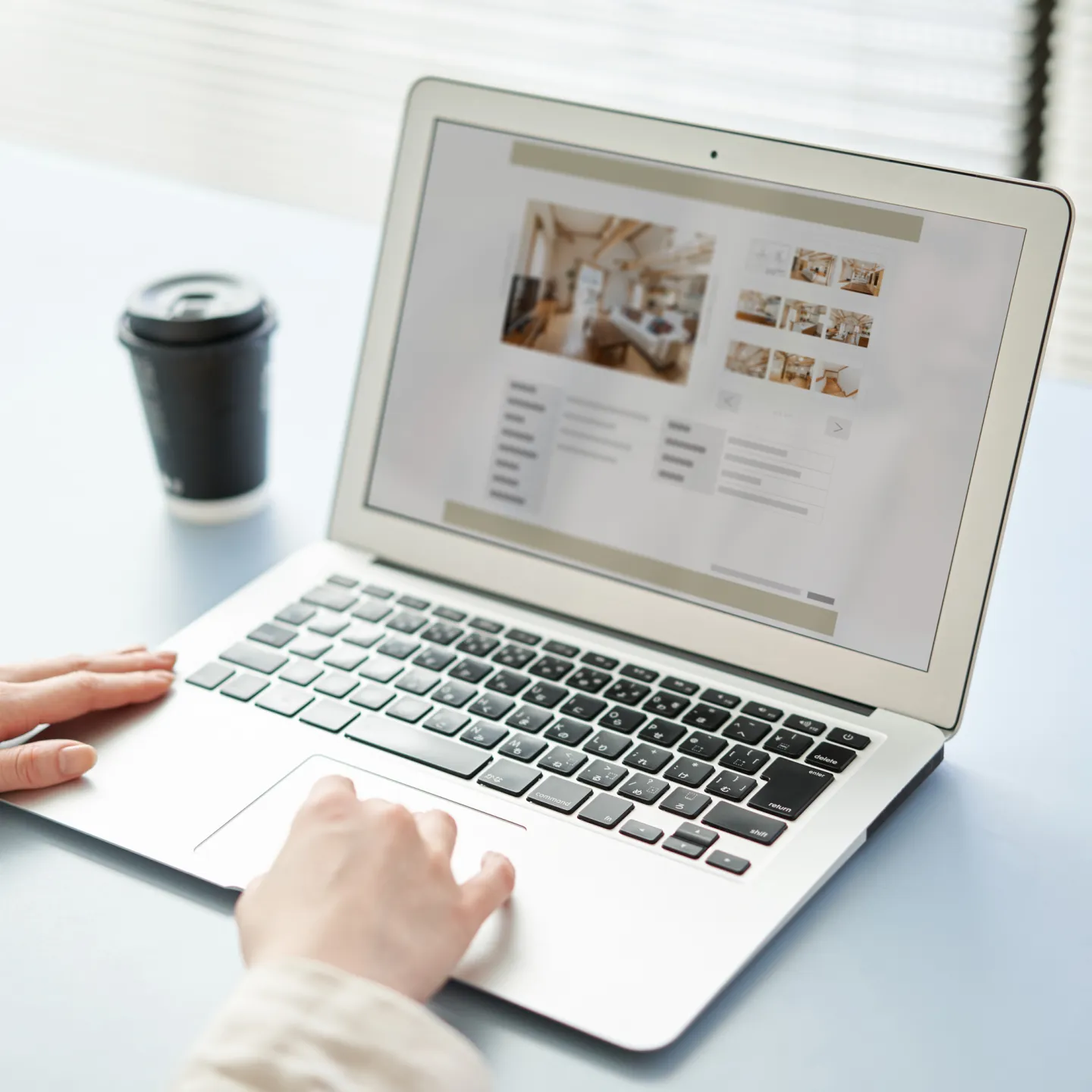 Offenes Laptop mit Suche in Immobilienanzeigen