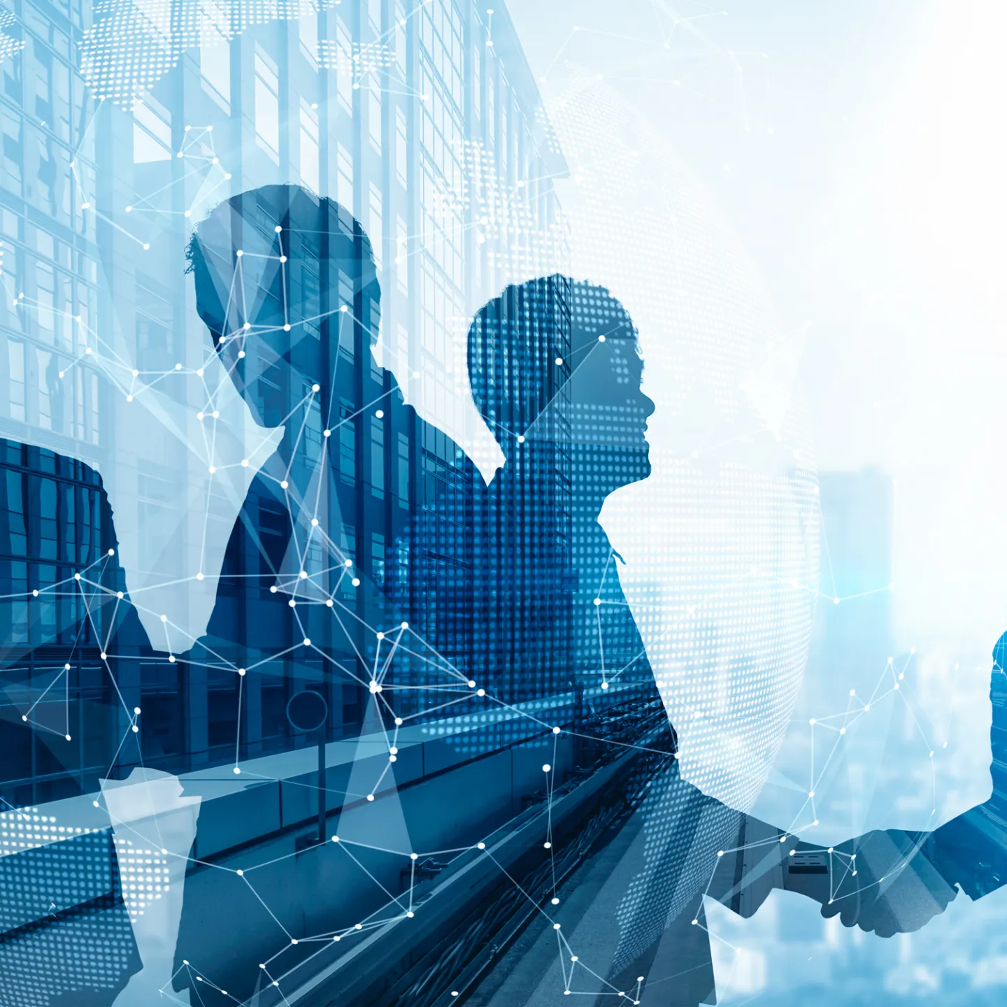 Silhouetten von Geschäftsleuten beim Handschlag mit vernetzter Weltkarte im Hintergrund.