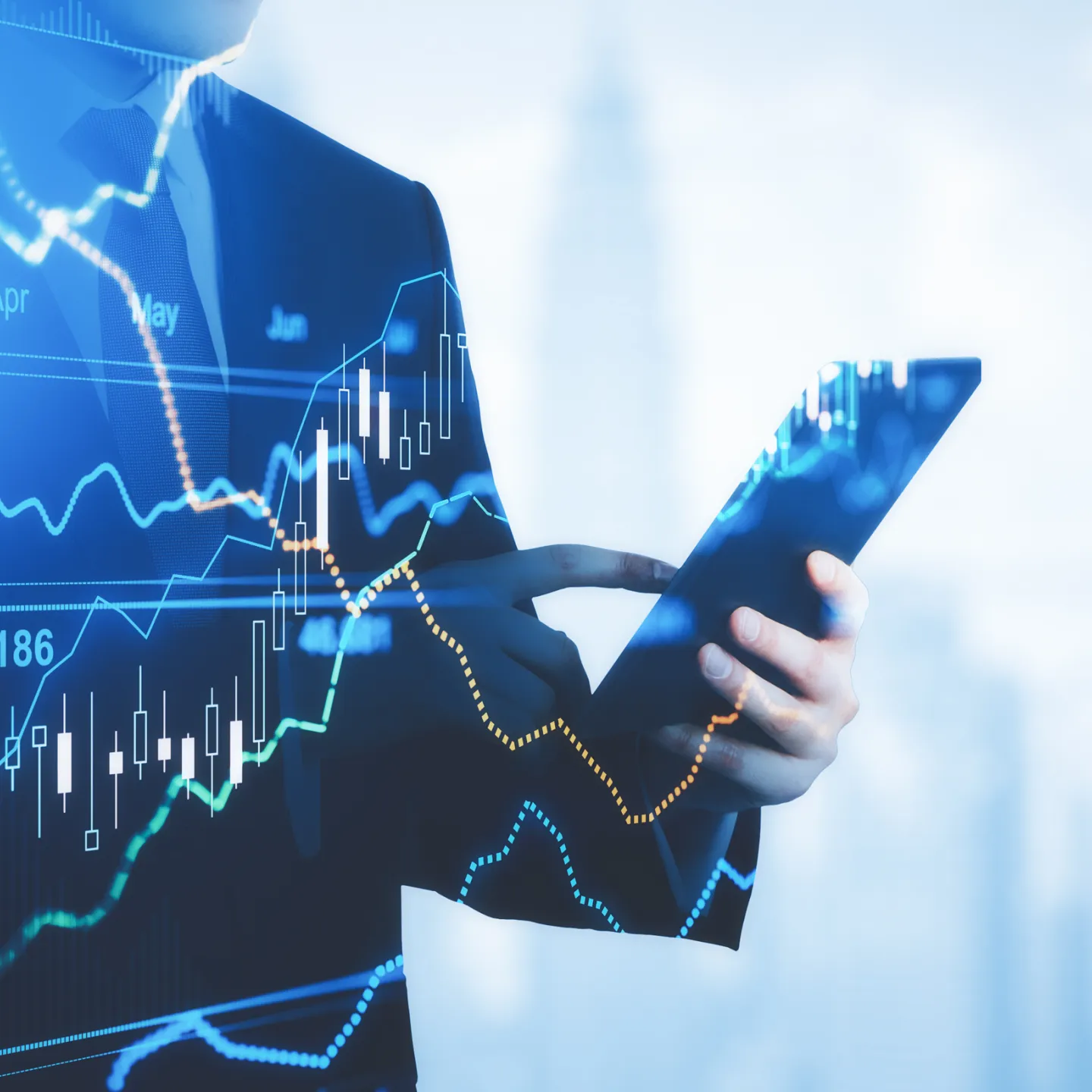 Person in Businesskleidung analysiert Finanzdiagramme auf Tablet.