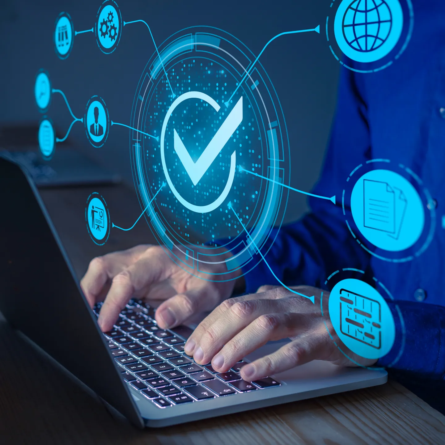 Person tippt auf Laptop mit eingeblendeten Symbolen für Business- und Datensysteme.