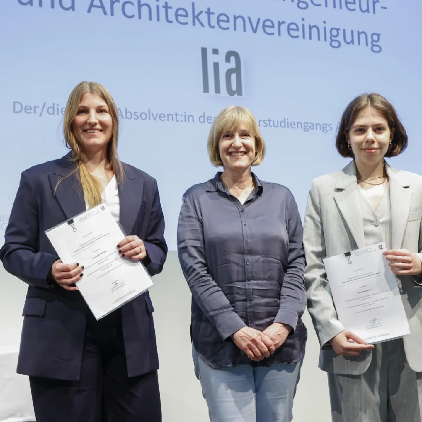 Dipl. Ing. Barbara Dillenkofer-Keppler ist zu sehen zusammen mit Sophia Döffinger und Elena Gruber welche ihr Diplom in der Hand halten.