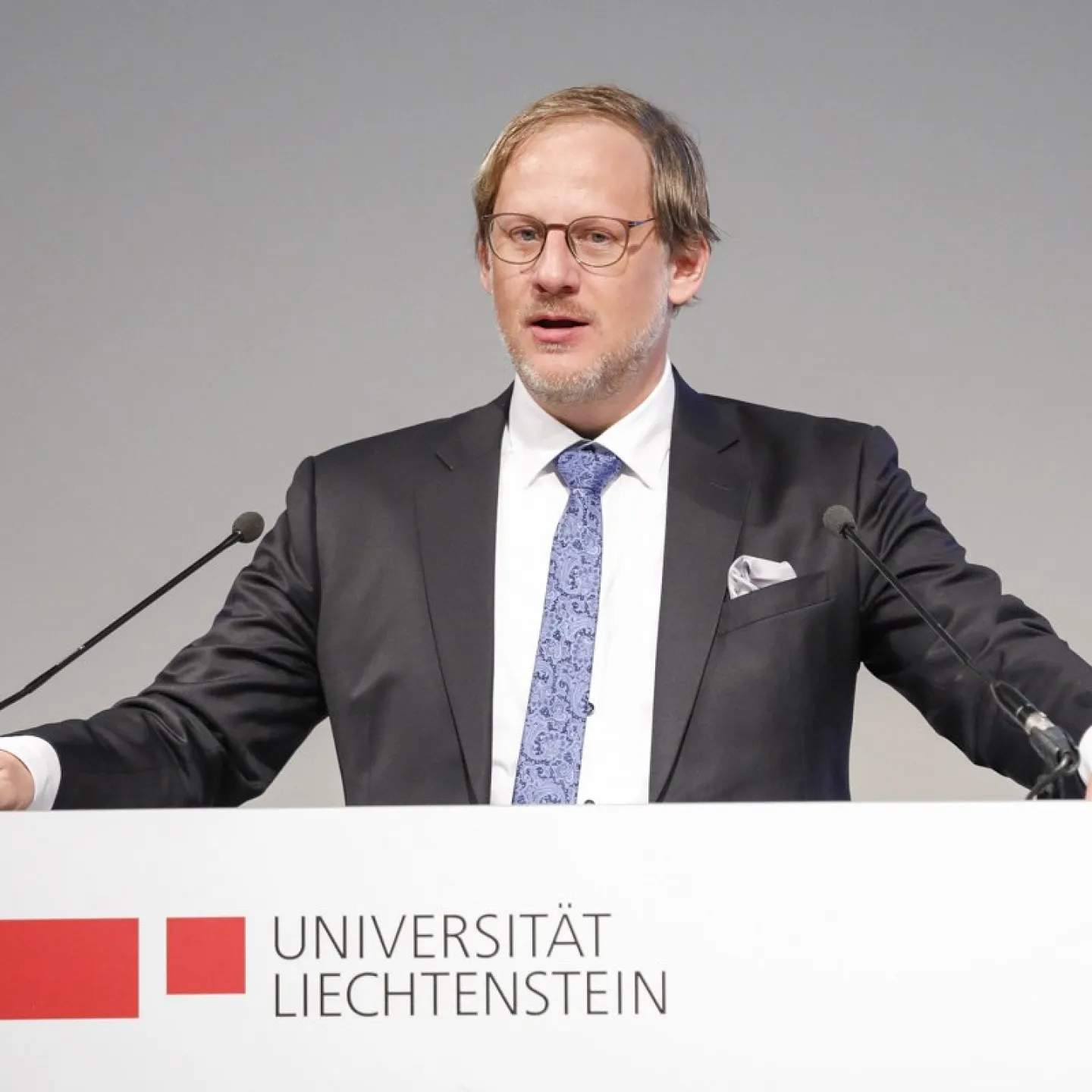 Assoz. Prof. Dr. Sebastian Stöckl bei einer Rede.