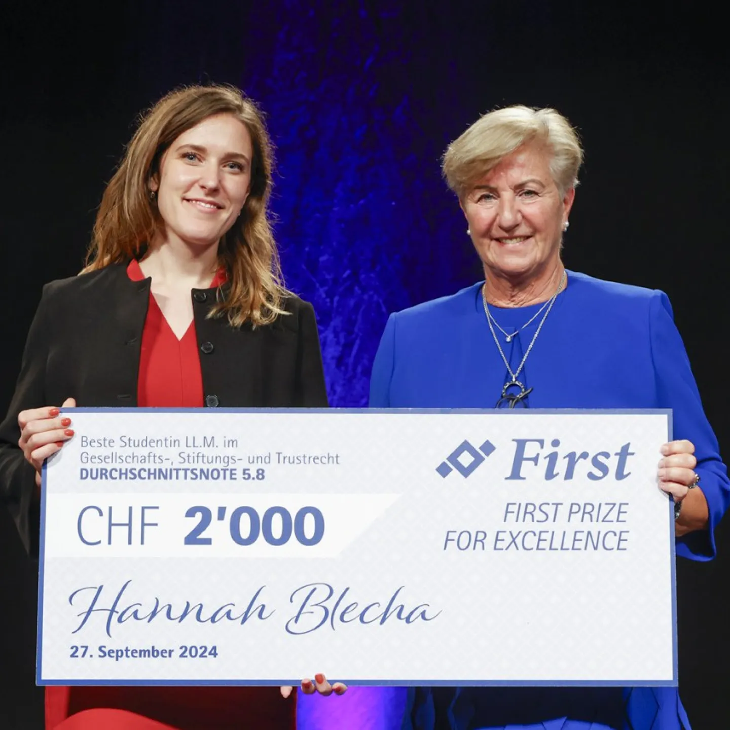 Hannah Blecha  und Angelika Moosleithner halten einen Check in Höhe von 2000 CHF.