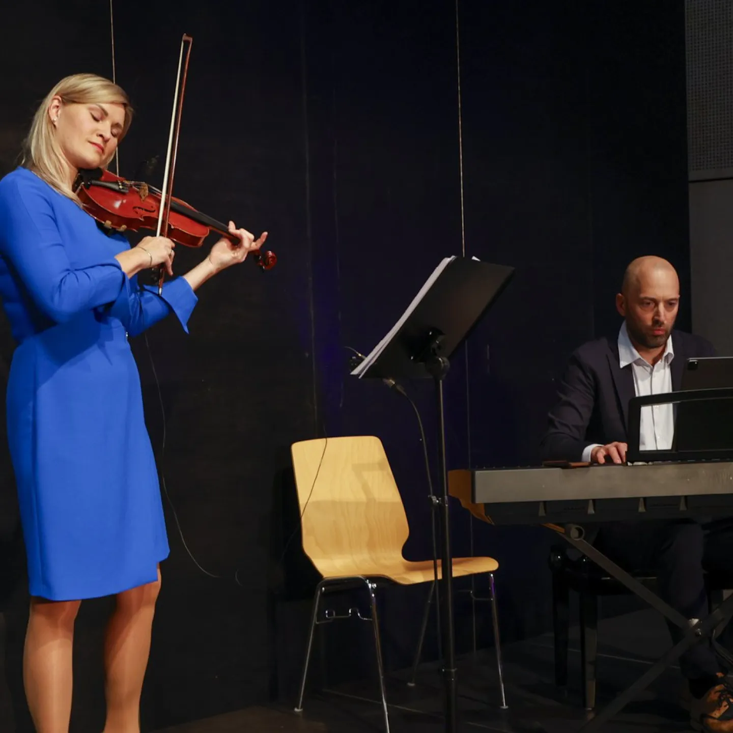 Janina Rischka spielt auf der Geige und Franz Ortner auf dem Keyboard.