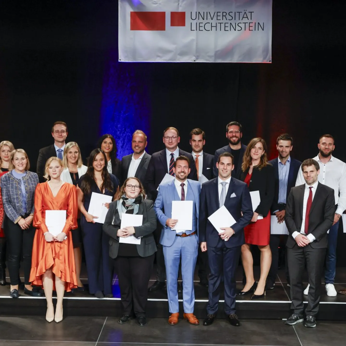 Auf dem Bild sind Paulina Bracher und Prof. Dr. Alexandra Butterstein, Absolvent:innen LL.M. im Gesellschafts-, Stiftungs- und Trustrecht mit Dr. Christian Frommelt.