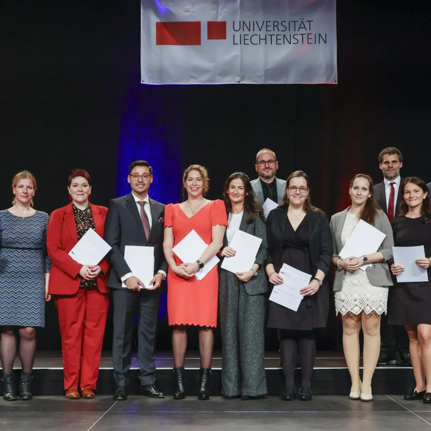 Auf dem Bild sind Prof. Dr. Martin Wenz, Sylvia Gründig-Zacharias und Absolvent:innen LL.M. in Taxation mit Dr. Christian Frommelt .