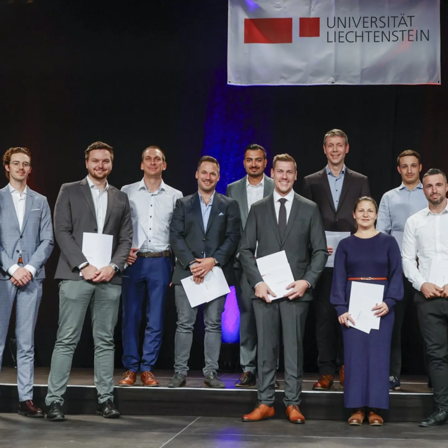 Auf dem Bild sind Prof. Dr. Leo Brecht, Absolvent:innen MBA in Technologie und Innovation mit Clemens Armellini und Dr. Christian Frommelt.