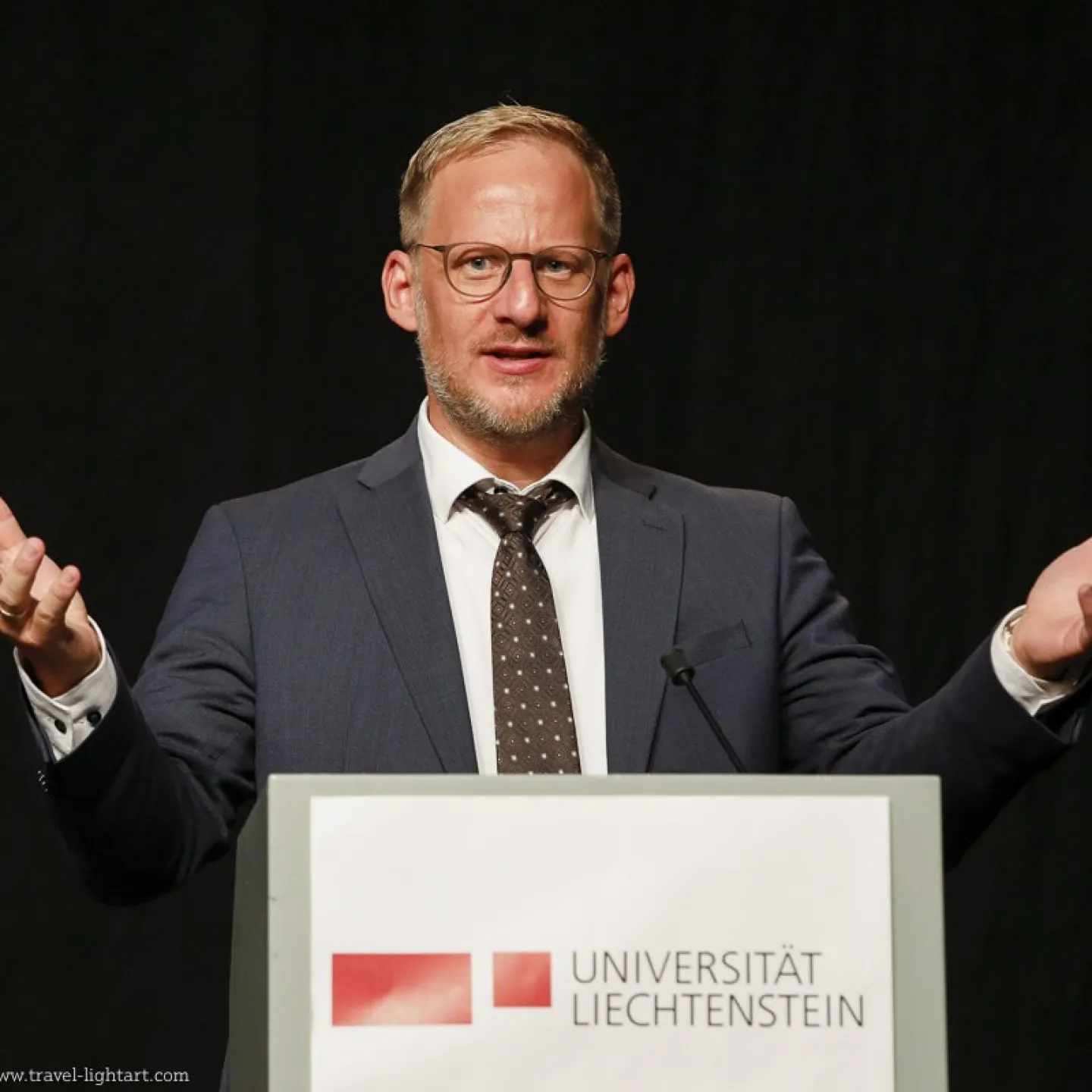 Ass.-Prof. Dr. Sebastian Stöckl hält eine Rede.