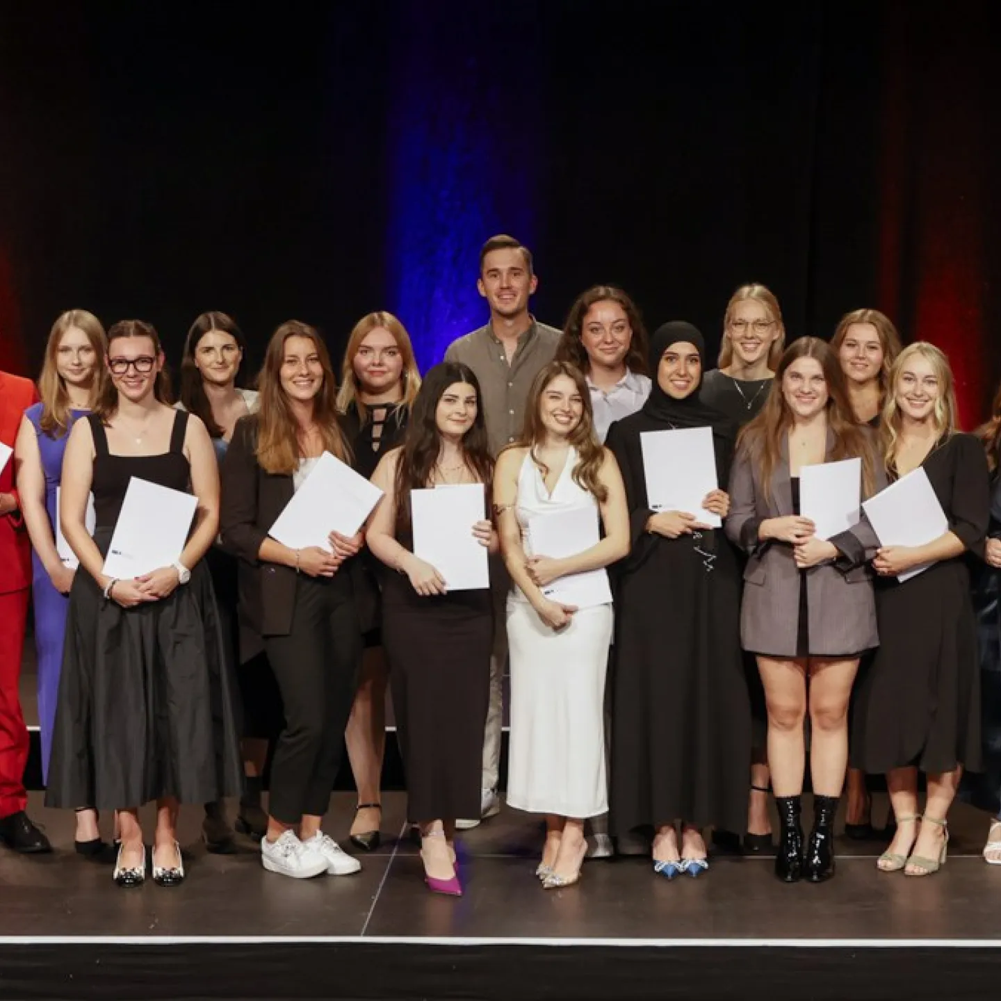 Auf dem Bild sind die Absolvent:innen des Bachelor of Science Architecture.