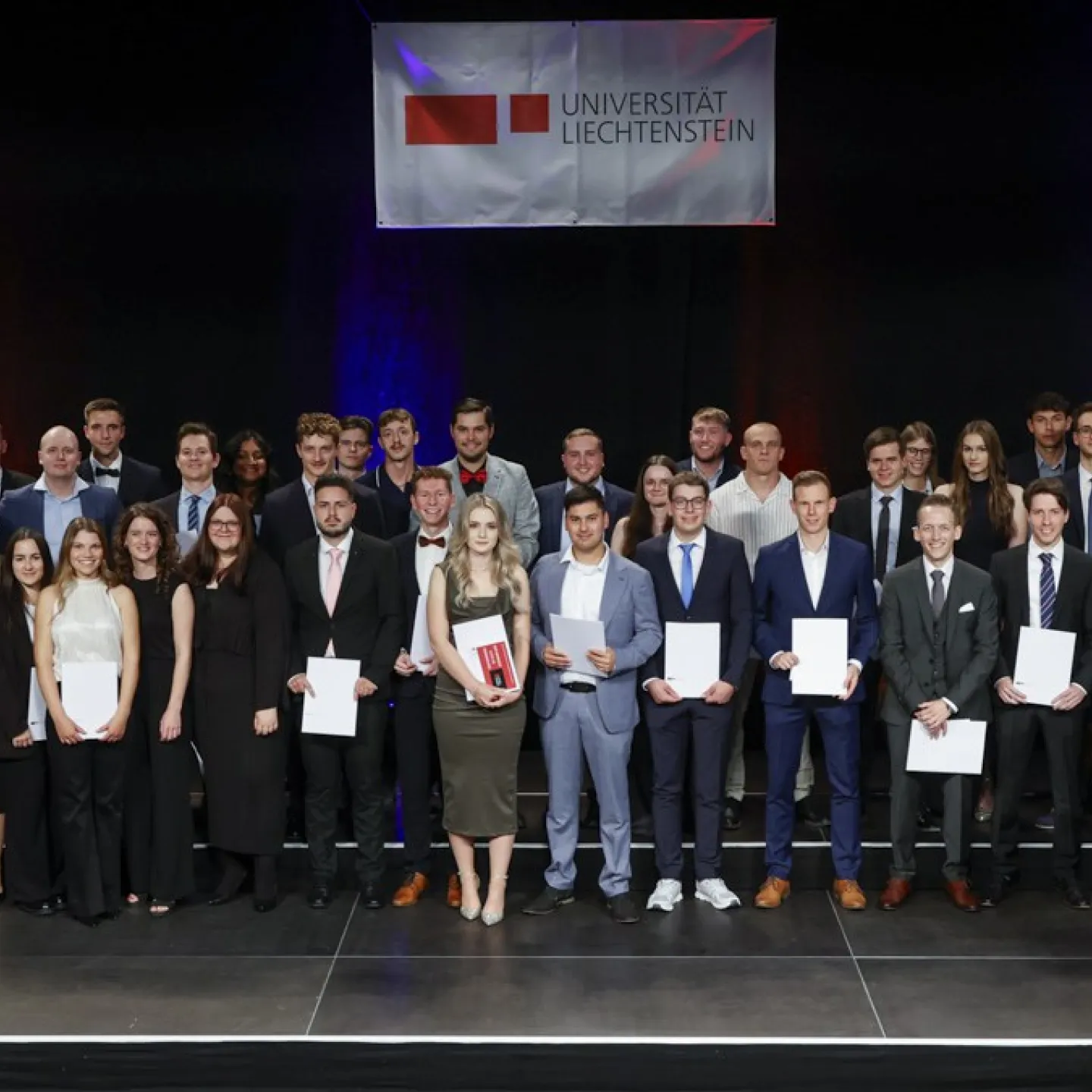 Auf dem Bild sind die Absolvent:innen des Bachelor of Science Betriebswirtschafslehre.