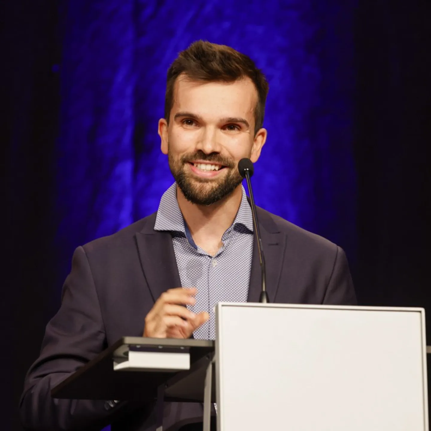 Carsten Huber hält eine Rede.