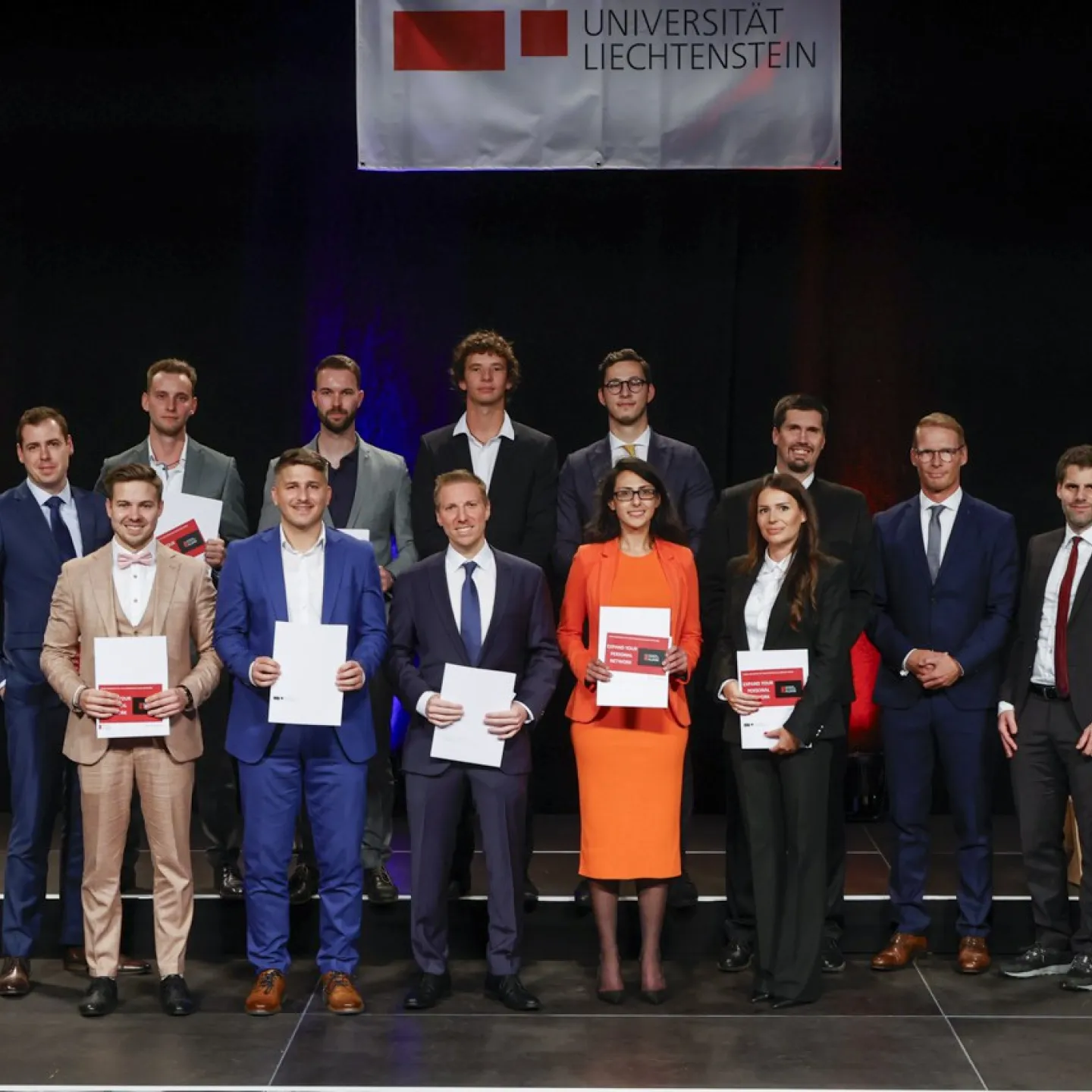 Auf dem Bild sind die Absolvent:innen des Masters of Science Finance.