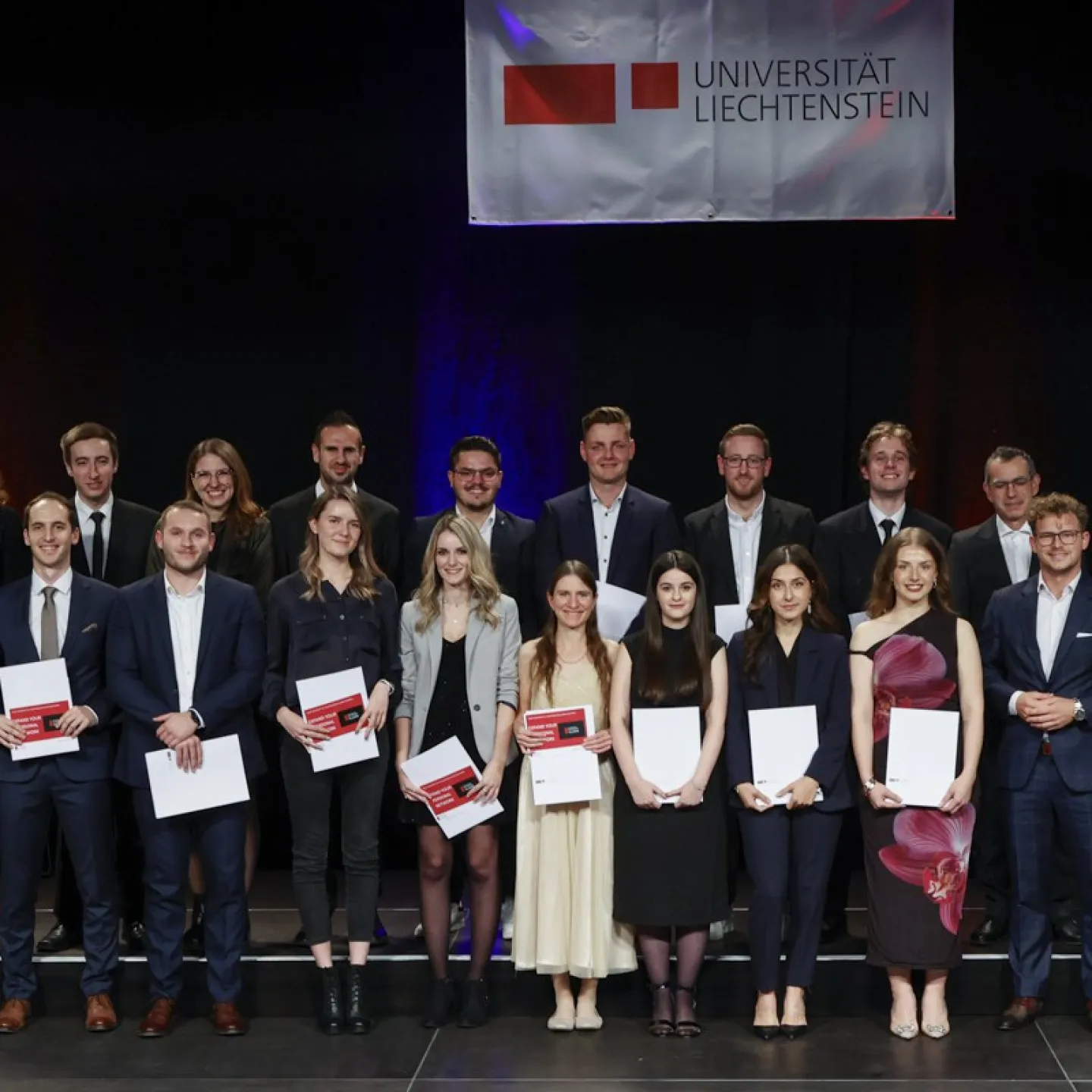 Auf dem Bild sind die Absolvent:innen des Master of Science Entrepreneurship and Management..