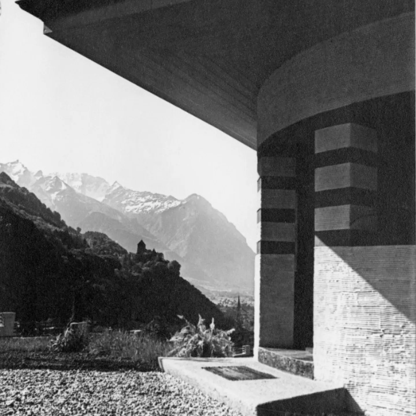 Schwarz Weiss Aufnahme eines Hauseingangs