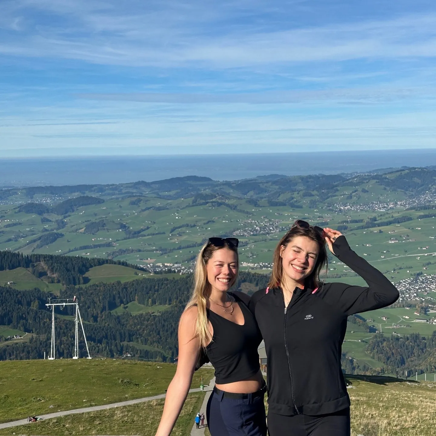 Zwei Frauen auf einem Berg