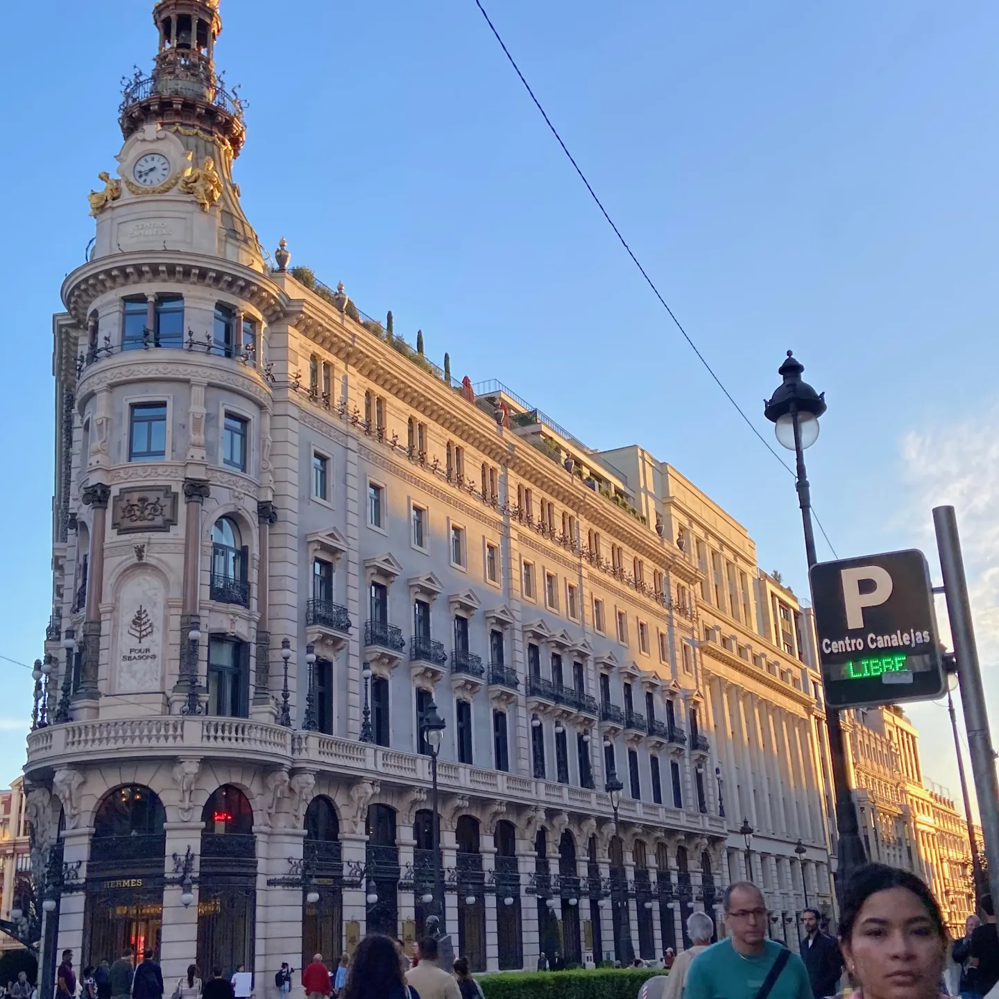 Grosses mit Stuck versehenes Wohnhaus in der Madrider Innenstadt