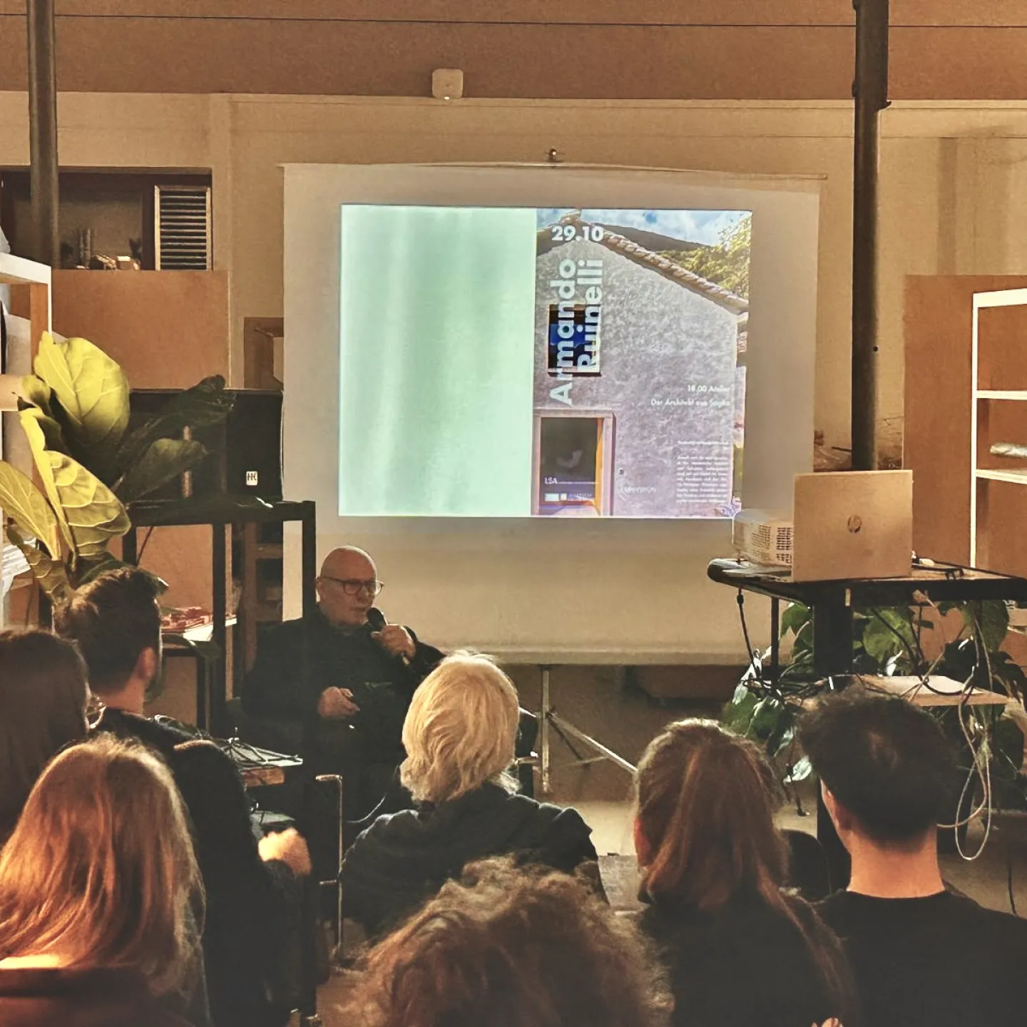 Vortragender in einem Atelier vor vielen Studierenden