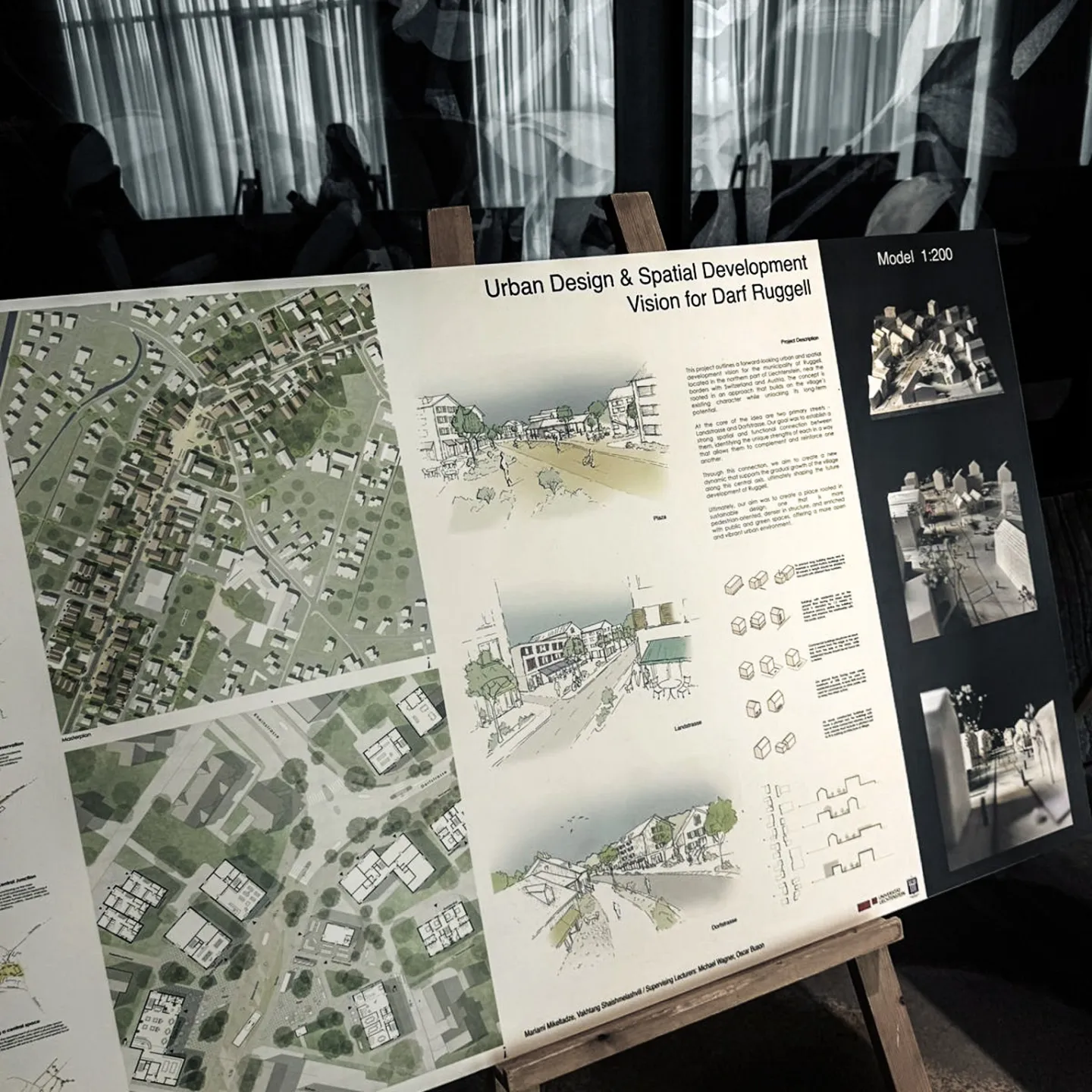 Architekturplan auf Staffelei mit schwarzem Hintergrund