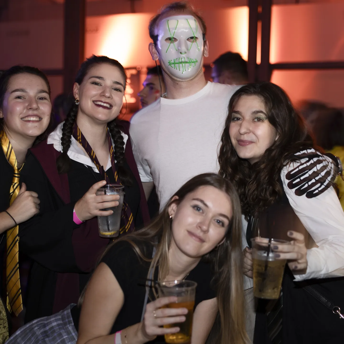 Mehrere Personen posieren für ein Foto an einer Halloween Party
