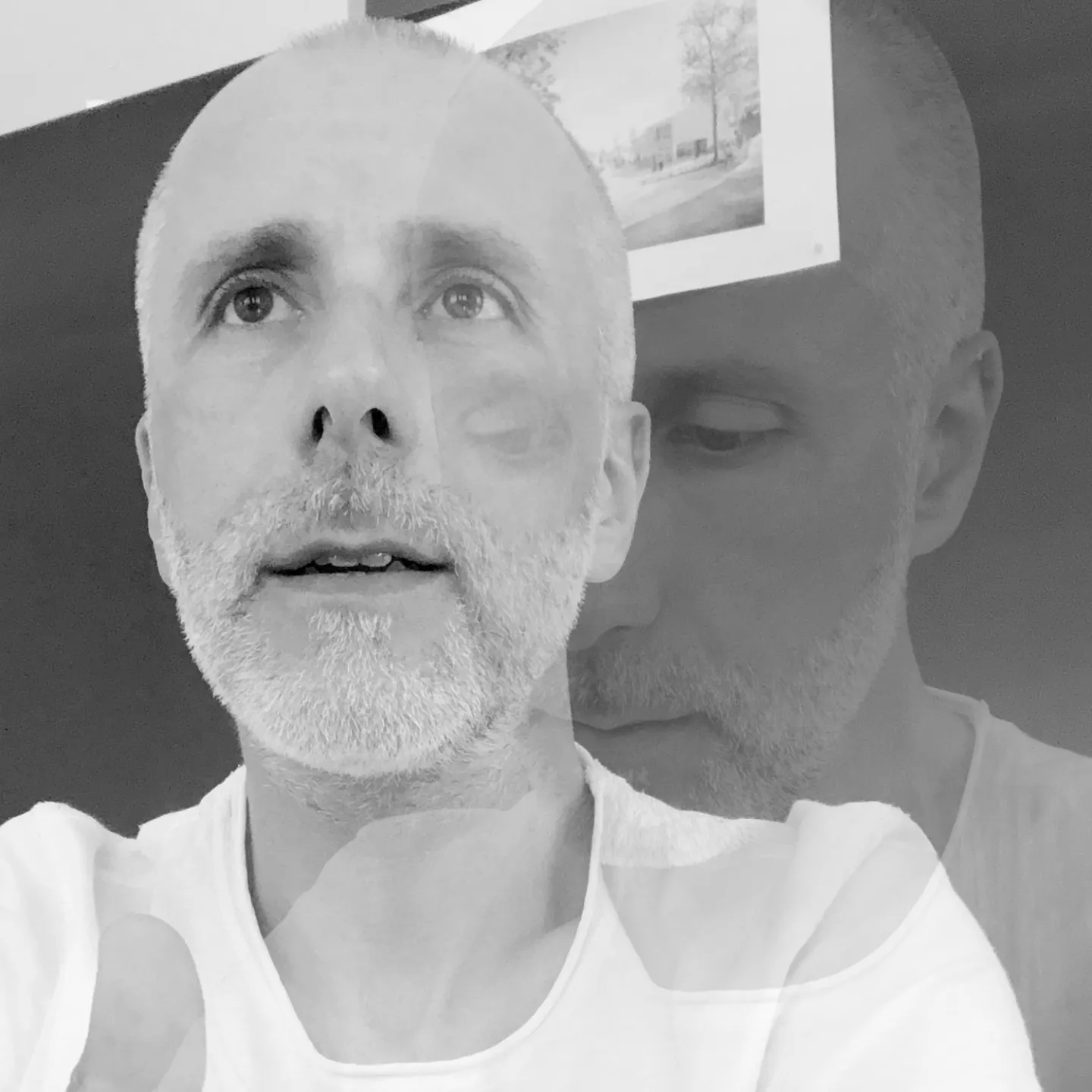 Künstlerisches Schwarz Weiss Porträt mit Doppelbelichtung eines Alumni im kreativen Arbeitsumfeld