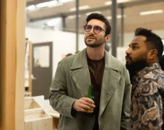 Zwei Männer stehen vor einem Ausstellungsstück.