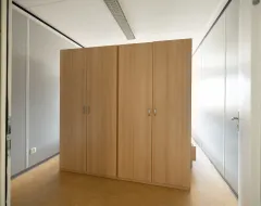 Mehrere Kleiderschränke im Studierendenwohnheim der Universität Liechtenstein.