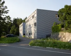 Blick auf das Studierendenwohnheim der Universität Liechtenstein von der Straße aus.