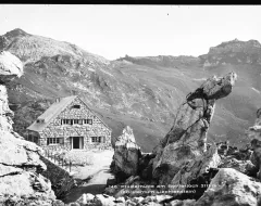 Schwarz-Weiss Aufnahme eines Gebäudes des Architekten Ernst Sommerlad