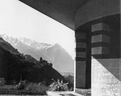 Schwarz-Weiss Aufnahme eines Gebäudes des Architekten Ernst Sommerlad