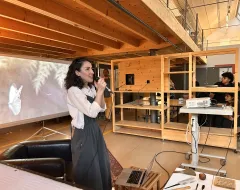 Alumna bei einem Alumni-Talk