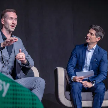 Interview auf der Bühne bei Event der Universität Liechtenstein mit zwei Männern im Gespräch über Innovation