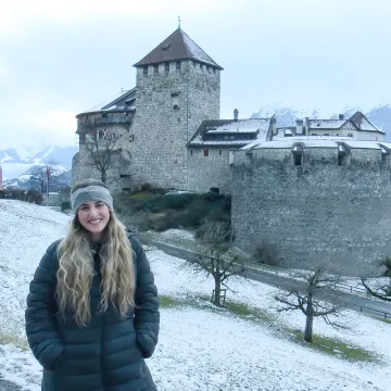 Studierende Noga vor dem Schloss in Vaduz Liechtenstein im Winter