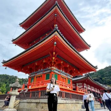 Studierende Universität Liechtenstein vor Tempel in Tokio