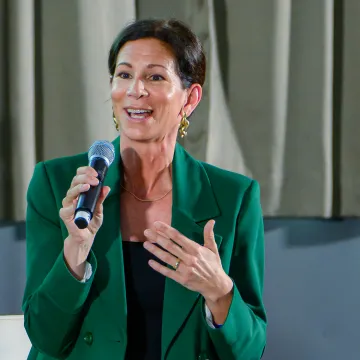 Referentin spricht mit Mikrofon bei Alumni Veranstaltung der Universität Liechtenstein