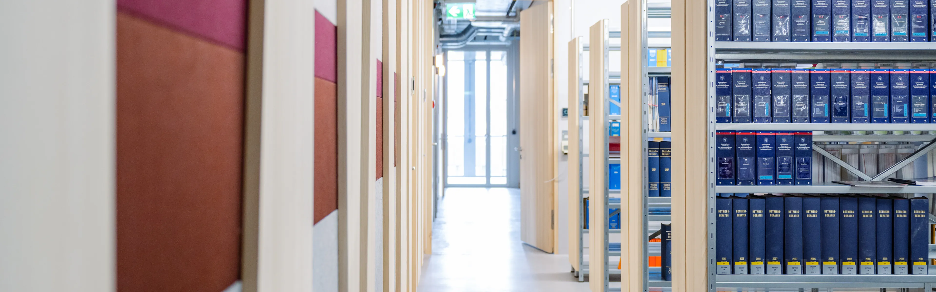 Bibliotheksflur mit Bücherregalen und moderner Wandgestaltung