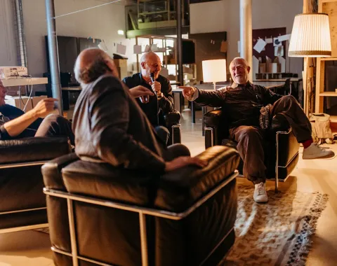 Architekt Peter Zumthor auf einem Sessel im Atelier der Liechtenstein School of Architecture