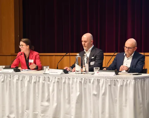 Prof. Dr. Konstantina Papathanasiou und zwei Fachkollegen bei einer Podiumsdiskussion während des Compliance-Day 2025 der Universität Liechtenstein im SAL.