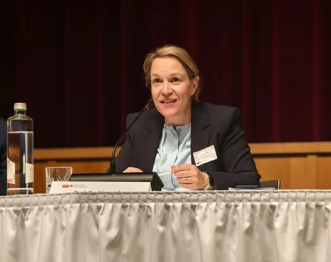 Prof. Dr. Alexandra Butterstein spricht beim Compliance-Day 2025 der Universität Liechtenstein im SAL über die wachsende Bedeutung von Weiterbildung in der Compliance-Branche.